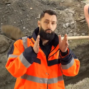 Employees of breitbandplaner.de explain construction supervision for fiber optic projects